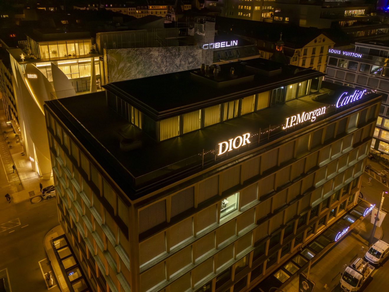 Nouvelle enseigne lumineuse Dior en toiture, sur le quai Général-Guisan, à côté de la nouvelle boutique