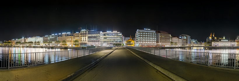 vue nocturne sur les enseignes lumineuses en toiture depuis le Pont des Bergues, Genève, Petite Rade